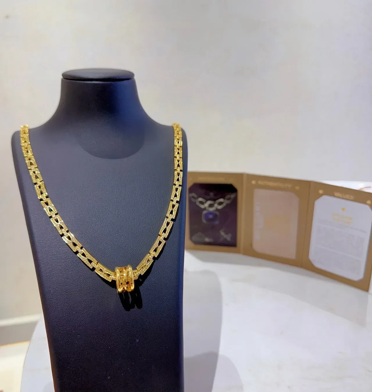 Bvlgari Collier Or Blanc Chaîne Pavé Pierres 3