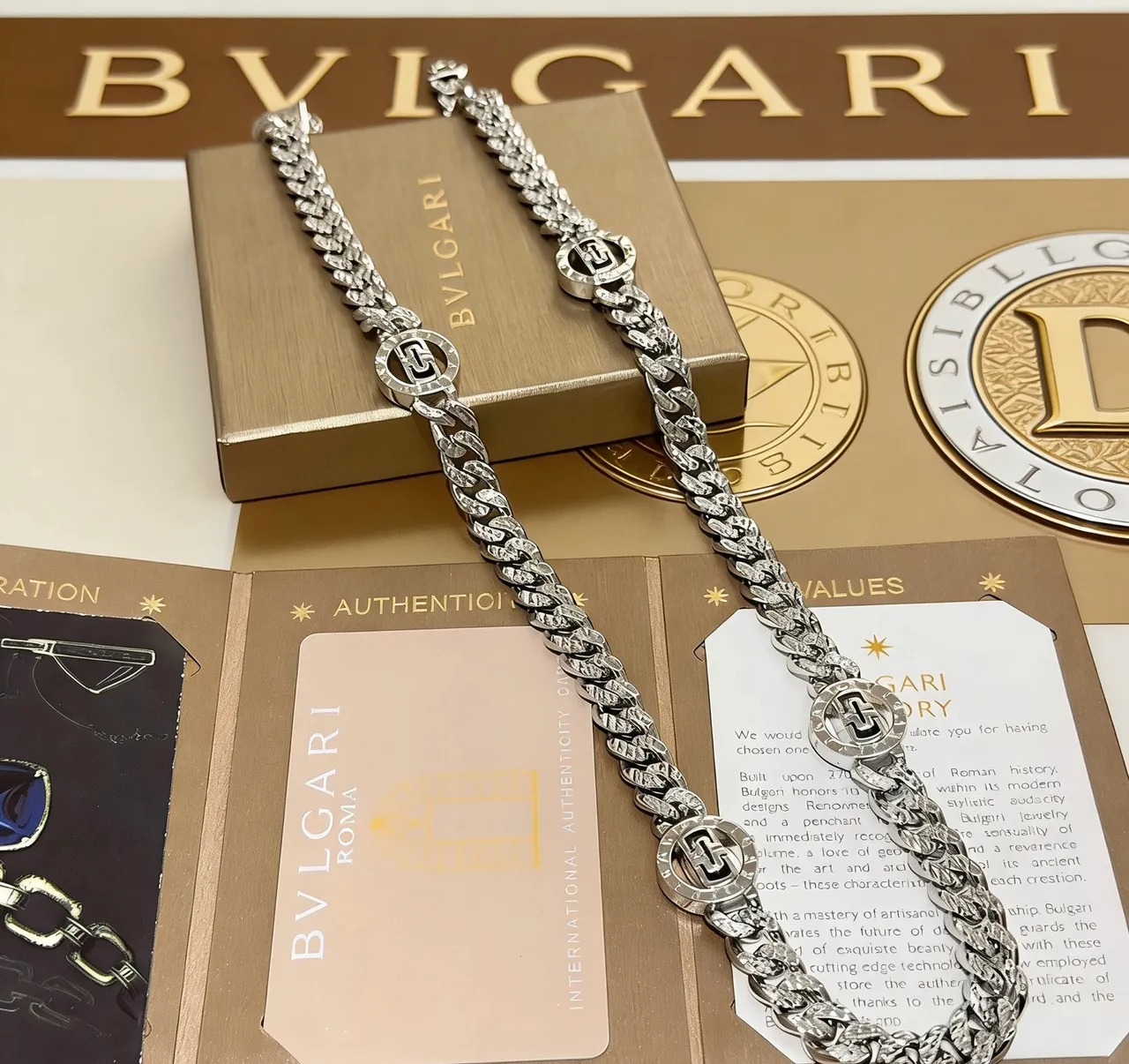 Bvlgari Iconica Chaîne chunky argentée blanche Curb-Link Chain Pavé-Set médaillons circulaires collier 4
