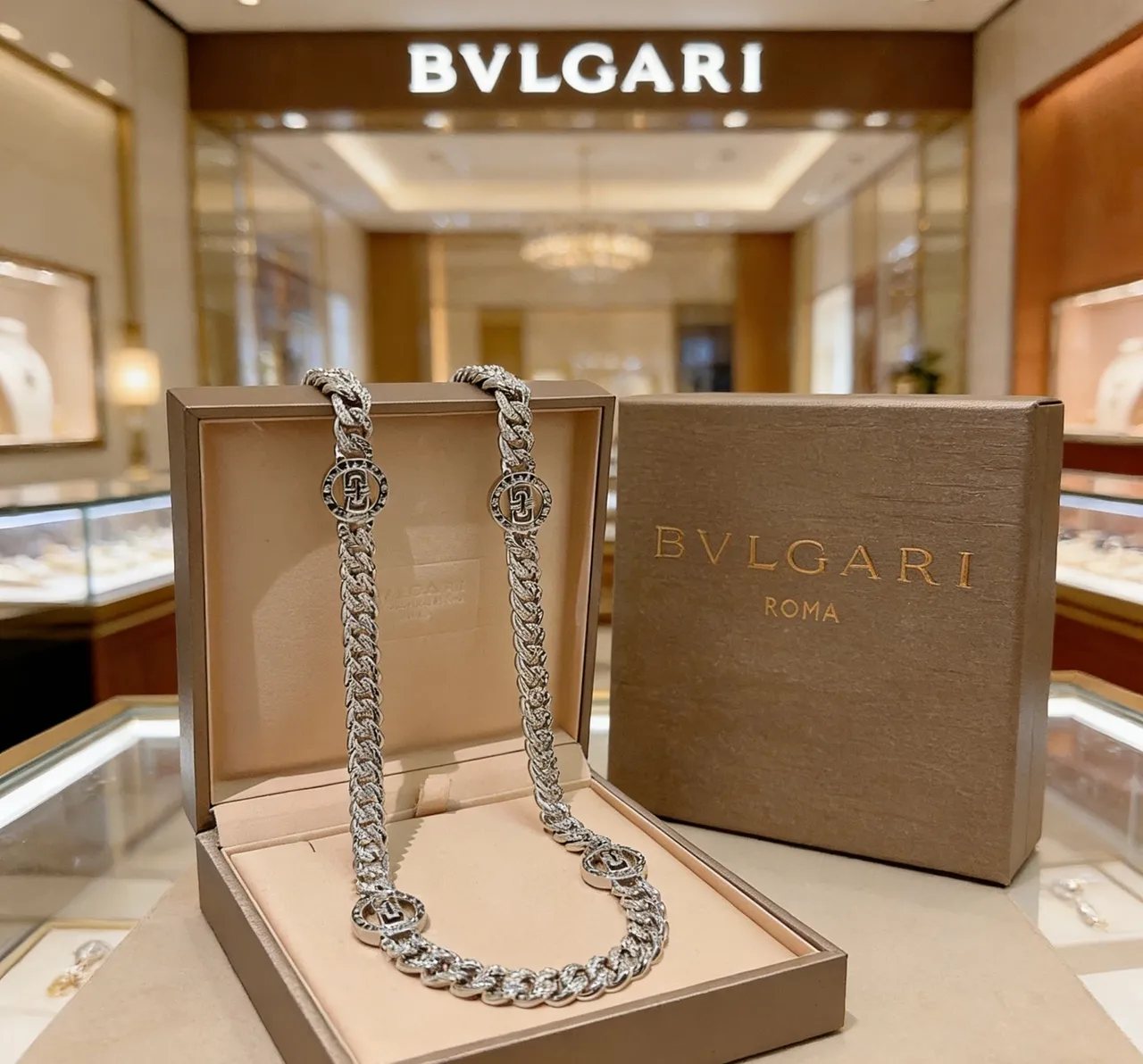 Bvlgari Iconica Chaîne chunky argentée blanche Curb-Link Chain Pavé-Set médaillons circulaires collier 6