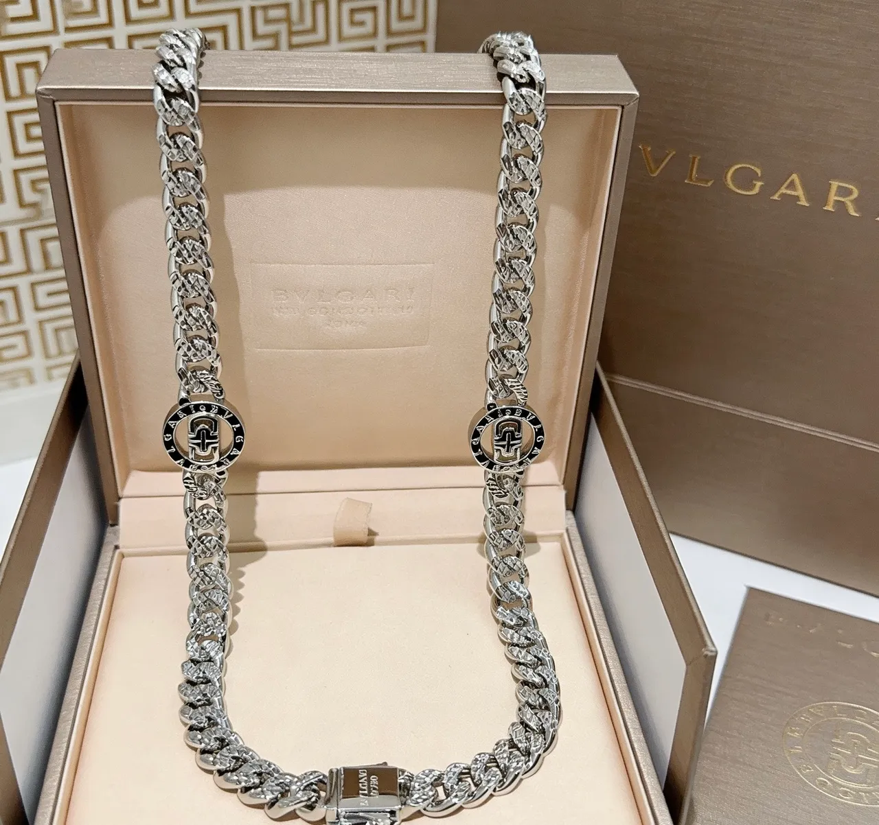 Bvlgari Iconica Chaîne chunky argentée blanche Curb-Link Chain Pavé-Set médaillons circulaires collier 7