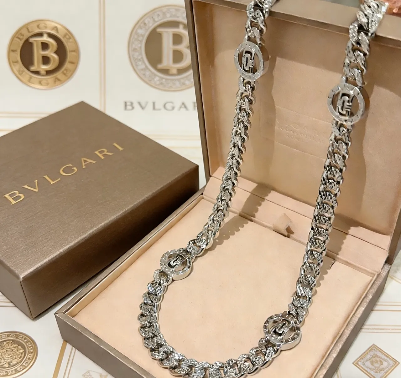 Bvlgari Iconica Chaîne chunky argentée blanche Curb-Link Chain Pavé-Set médaillons circulaires collier 9