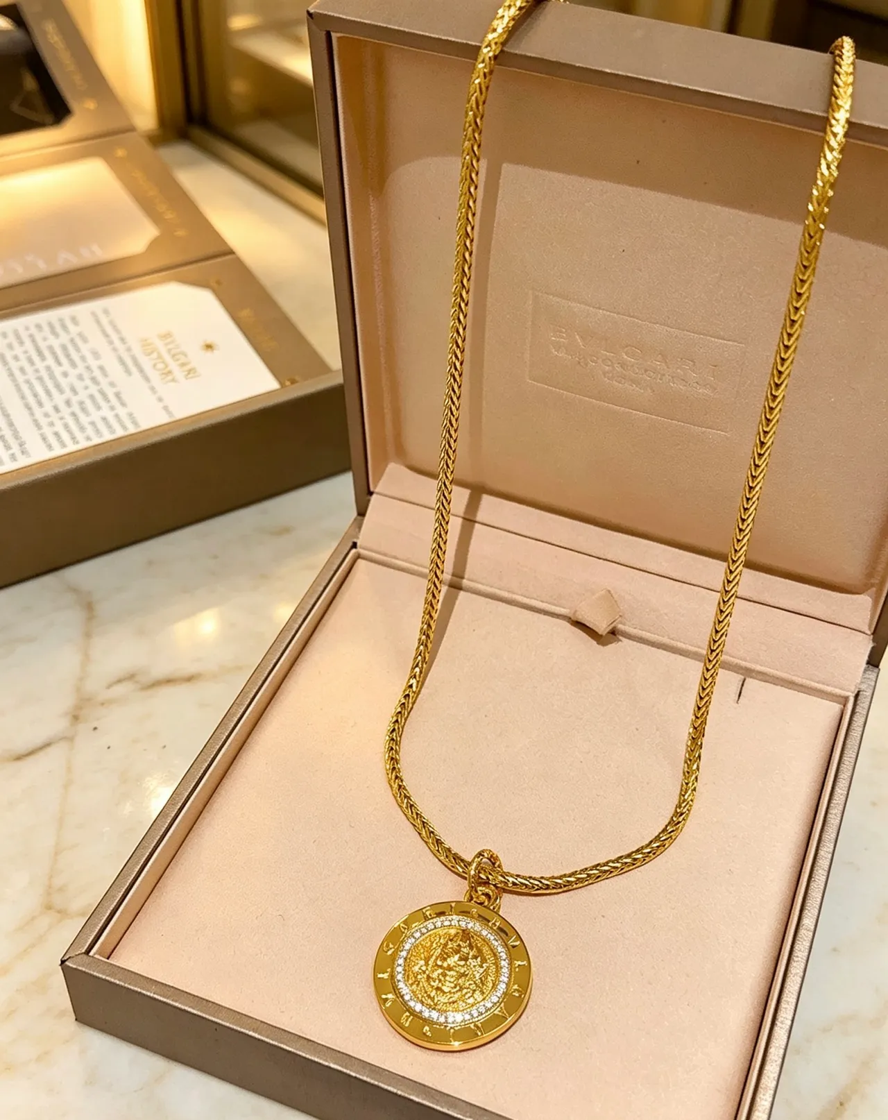 Bvlgari Medaglione Collier de médaillon de pièce style chaîne Franco dorée blanche tressée 3