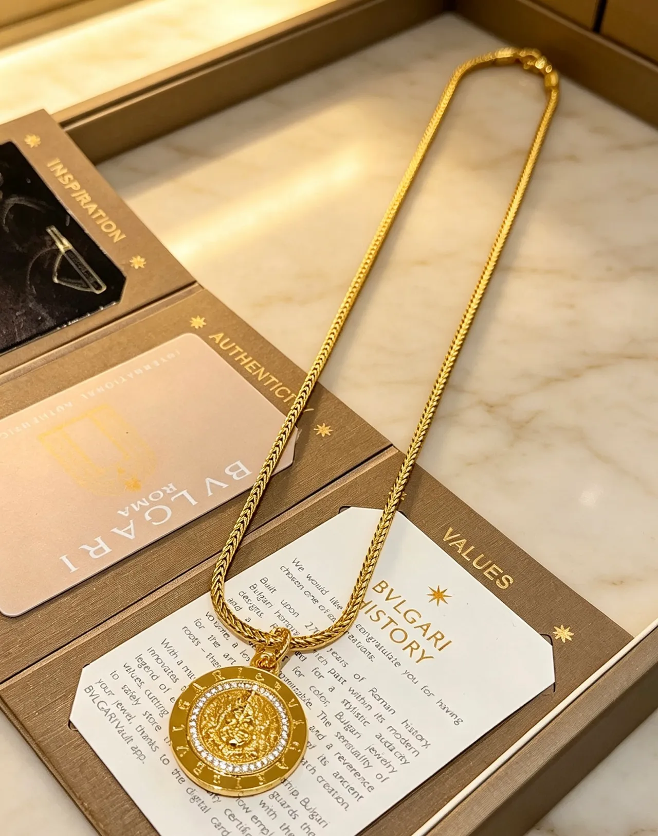 Bvlgari Medaglione Collier de médaillon de pièce style chaîne Franco dorée blanche tressée 4