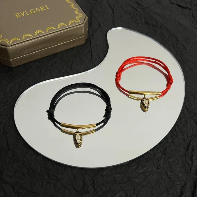 Bvlgari Bracelet à cordon rouge en or jaune avec émail 5