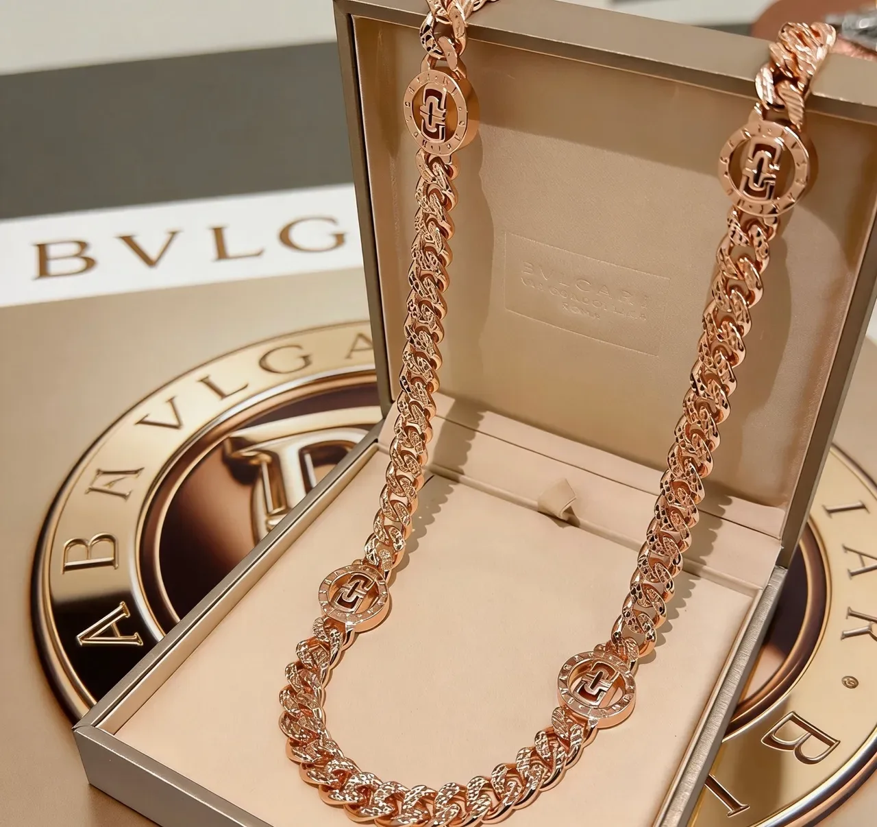 Bvlgari Or Rose Pavé Curb-Link Gancini Médaillon Collier 3