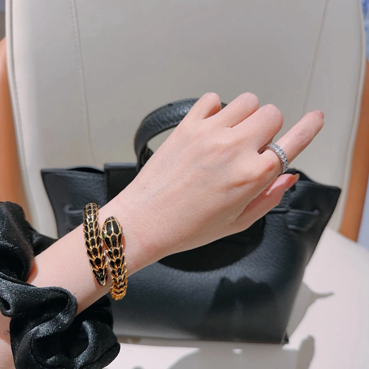 Bvlgari Serpenti Bracelet en Or avec Émail Noir et Œil d'Émeraude 2