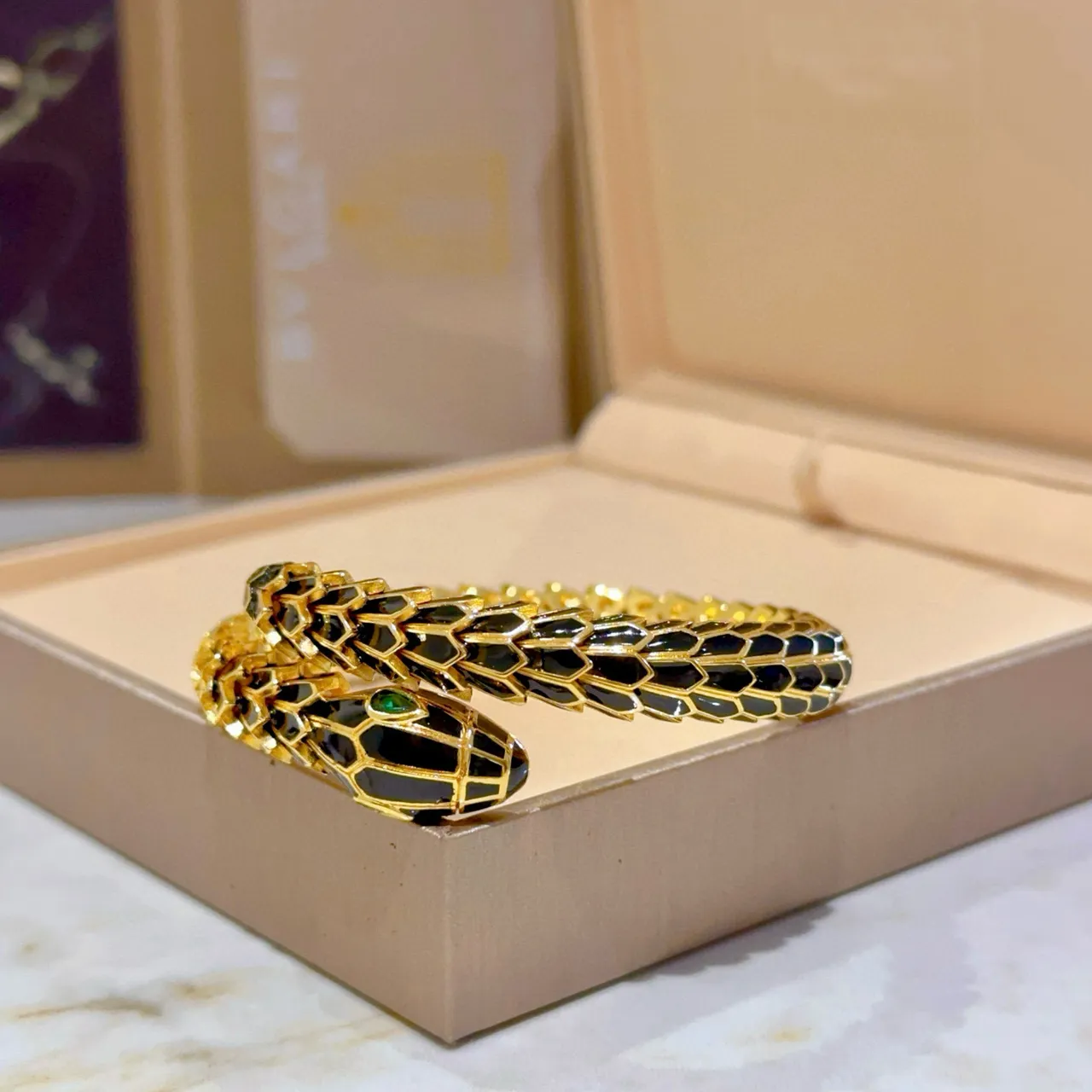 Bvlgari Serpenti Bracelet en Or avec Émail Noir et Œil d'Émeraude 3