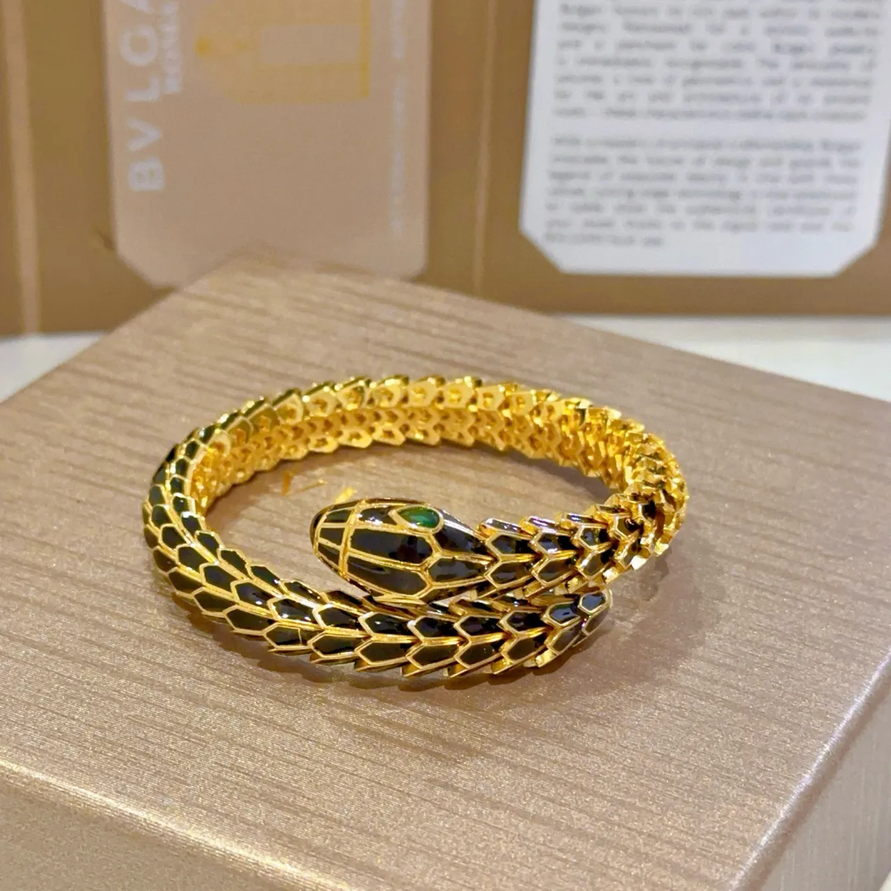Bvlgari Serpenti Bracelet en Or avec Émail Noir et Œil d'Émeraude 4