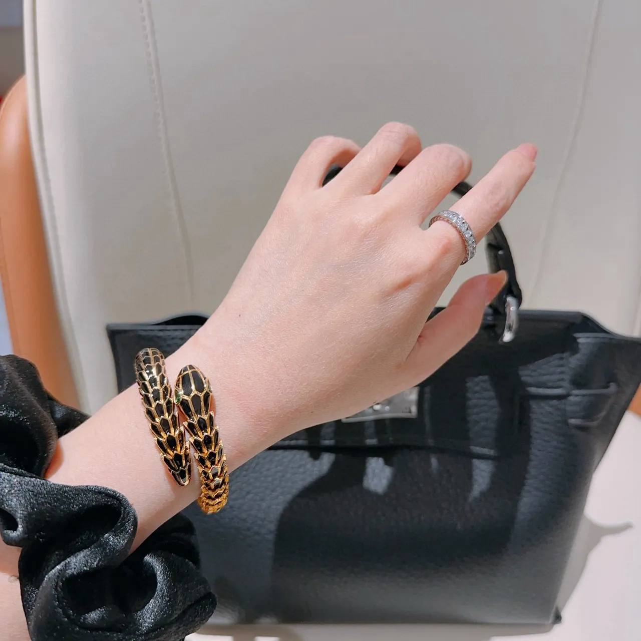 Bvlgari Serpenti Bracelet en Or avec Émail Noir et Œil d'Émeraude 5