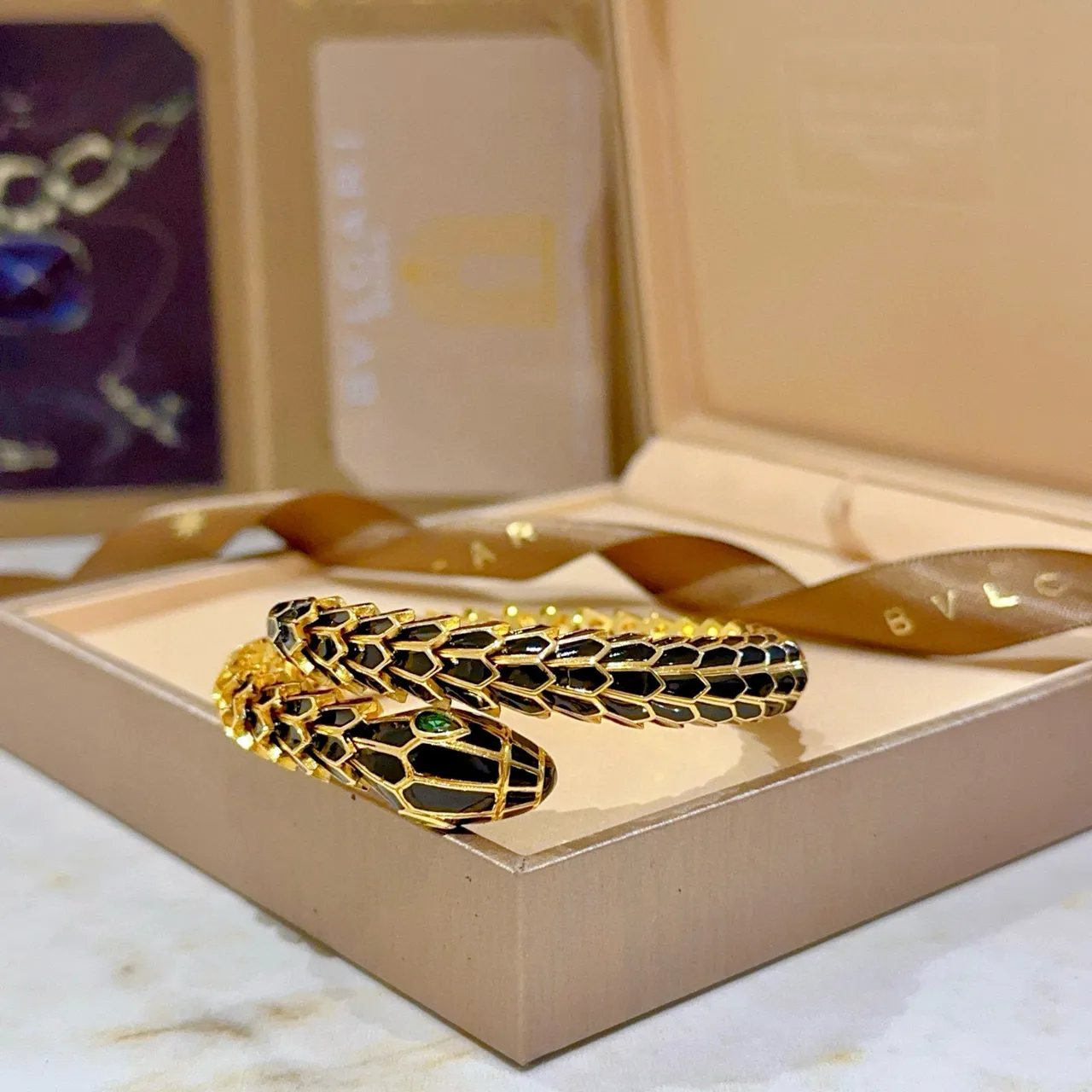 Bvlgari Serpenti Bracelet en Or avec Émail Noir et Œil d'Émeraude 6