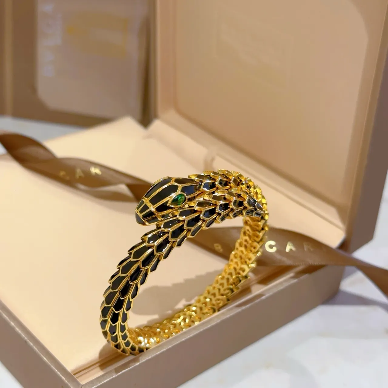Bvlgari Serpenti Bracelet en Or avec Émail Noir et Œil d'Émeraude 7