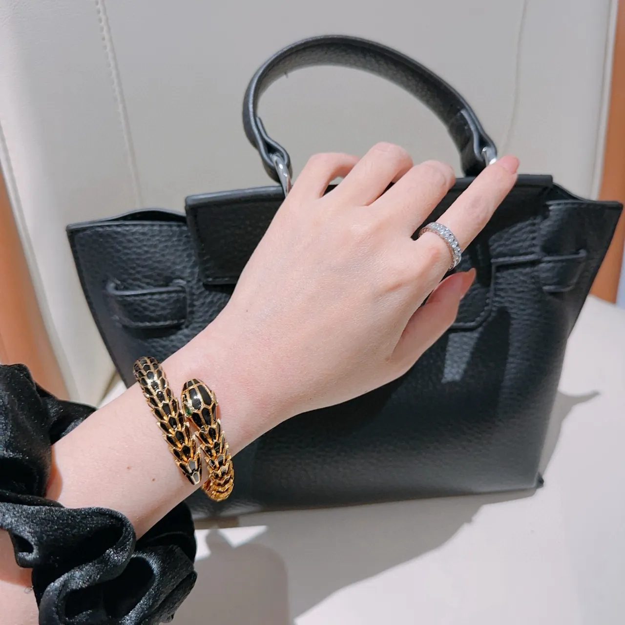 Bvlgari Serpenti Bracelet en Or avec Émail Noir et Œil d'Émeraude 8