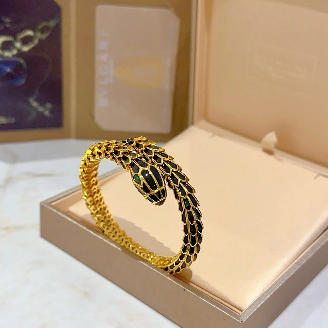 Bvlgari Serpenti Bracelet en Or avec Émail Noir et Œil d'Émeraude 9