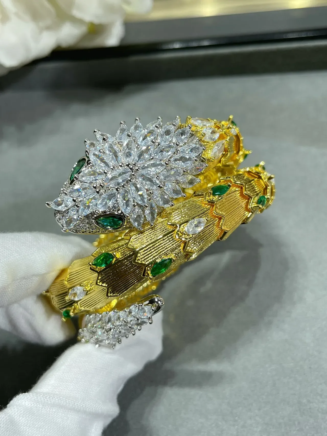 Bvlgari Serpenti Bracelet en or enroulé avec diamants et émeraudes 2