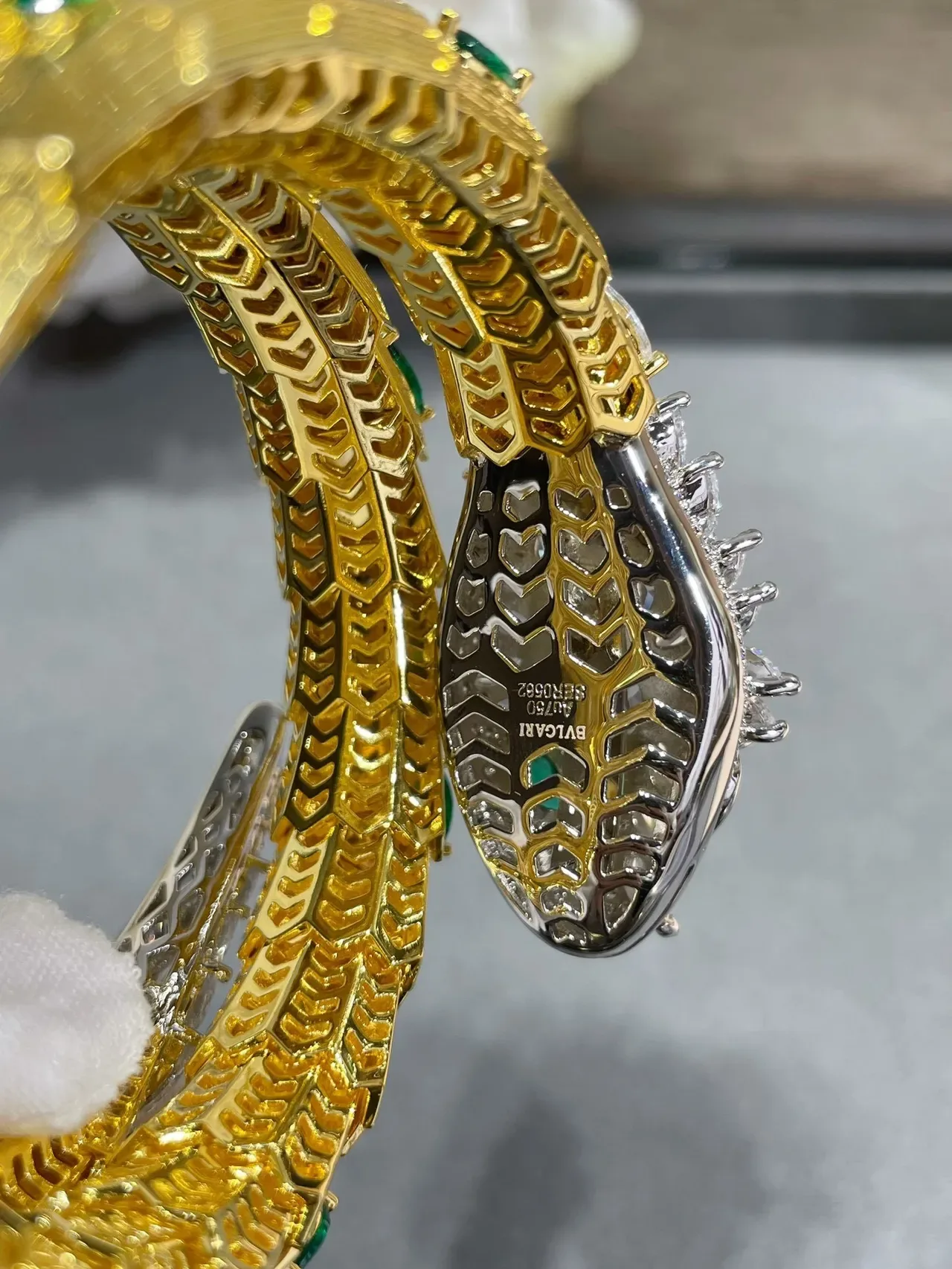Bvlgari Serpenti Bracelet en or enroulé avec diamants et émeraudes 3