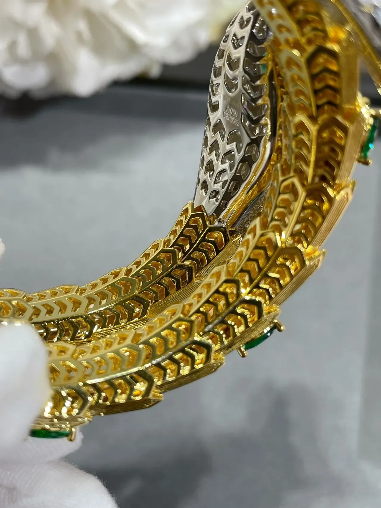 Bvlgari Serpenti Bracelet en or enroulé avec diamants et émeraudes 4