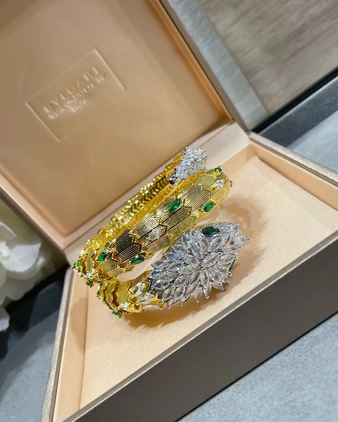 Bvlgari Serpenti Bracelet en or enroulé avec diamants et émeraudes 5