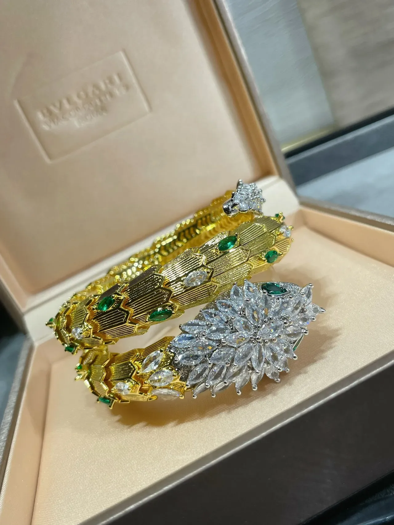 Bvlgari Serpenti Bracelet en or enroulé avec diamants et émeraudes 6
