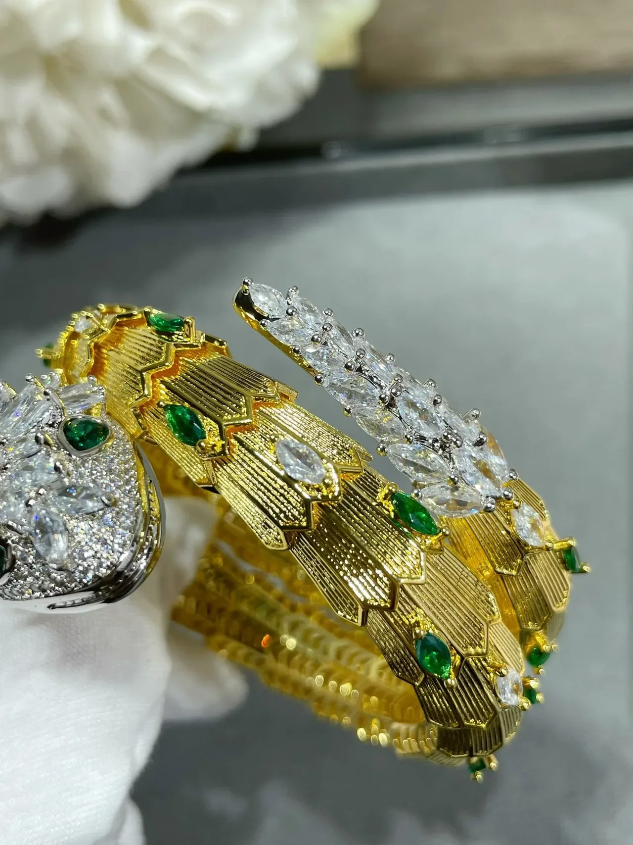 Bvlgari Serpenti Bracelet en or enroulé avec diamants et émeraudes 7