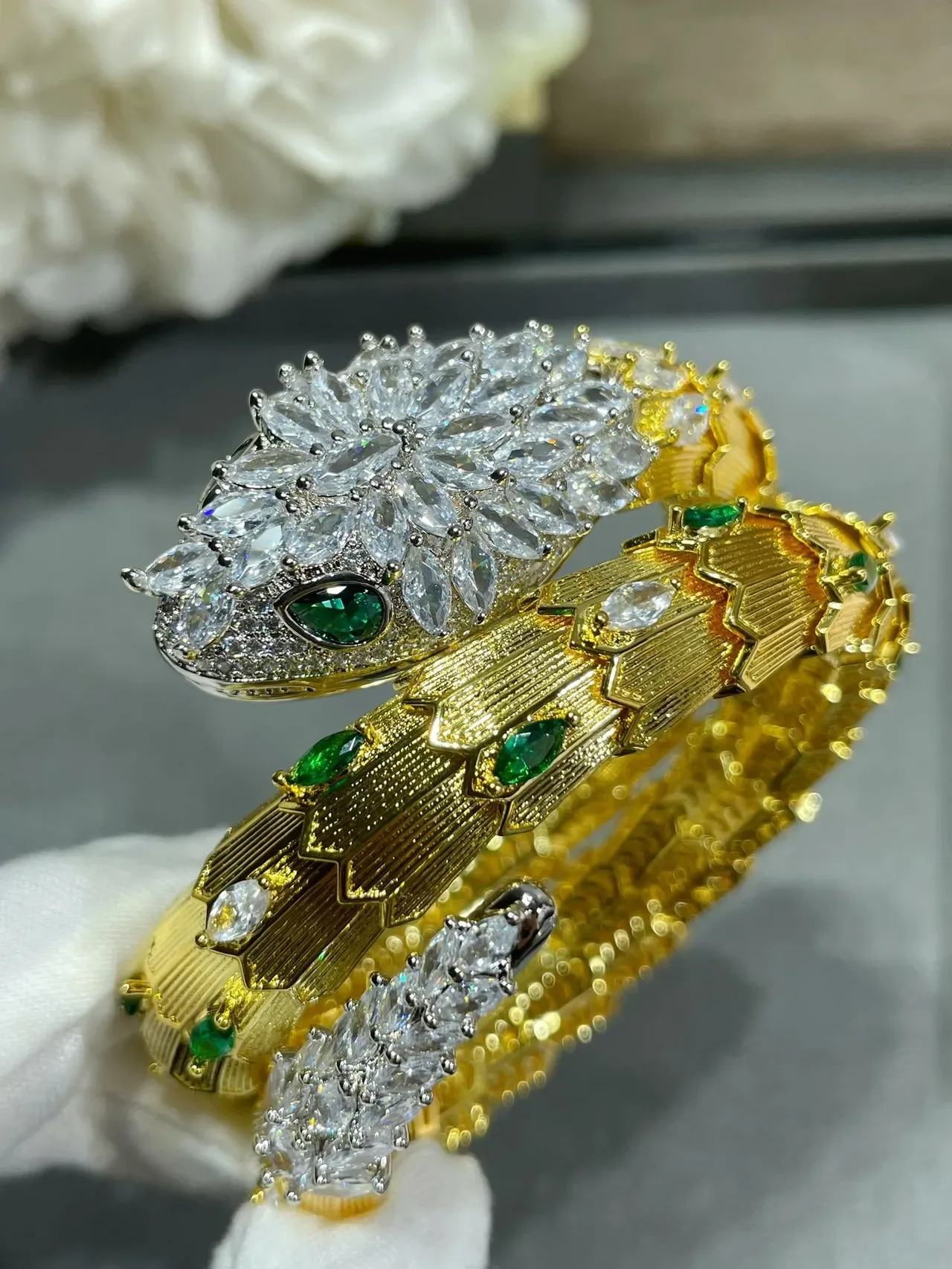 Bvlgari Serpenti Bracelet en or enroulé avec diamants et émeraudes 8