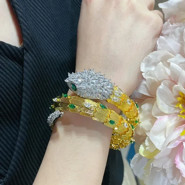 Bvlgari Serpenti Bracelet en or enroulé avec diamants et émeraudes 9