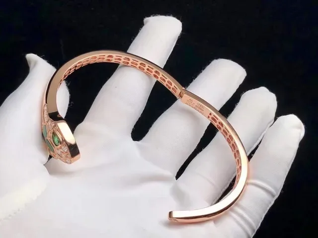 Bvlgari Serpenti Pulseira com cabeça de serpente em ouro rosa cravejada de esmeraldas e diamantes 2