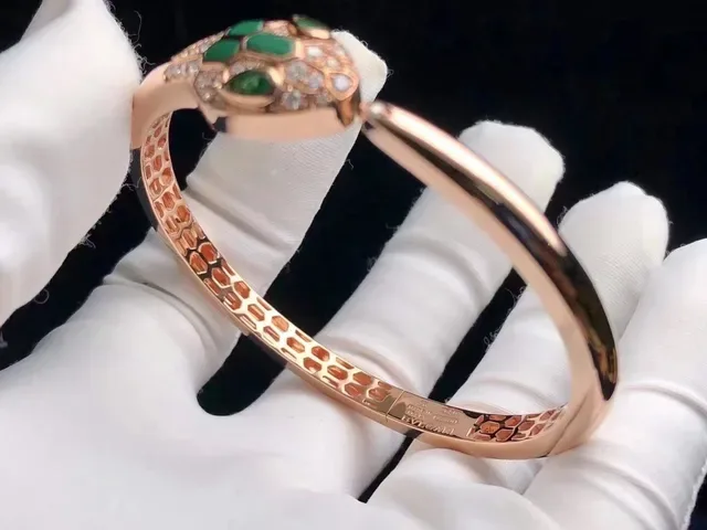 Bvlgari Serpenti Pulseira com cabeça de serpente em ouro rosa cravejada de esmeraldas e diamantes 3