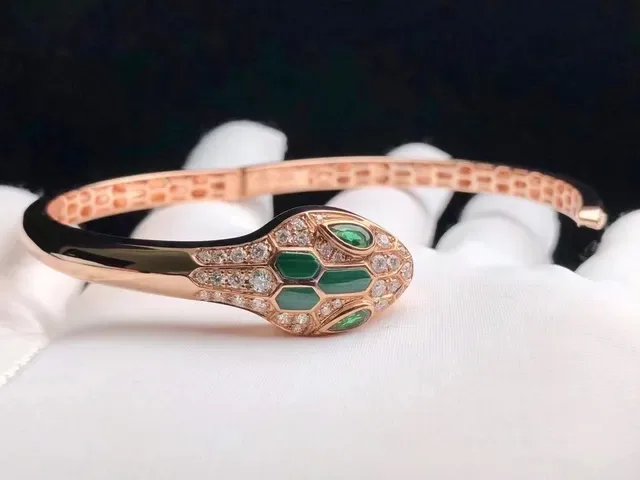 Bvlgari Serpenti Pulseira com cabeça de serpente em ouro rosa cravejada de esmeraldas e diamantes 4
