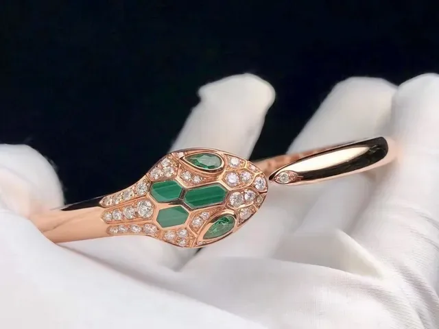 Bvlgari Serpenti Pulseira com cabeça de serpente em ouro rosa cravejada de esmeraldas e diamantes 5