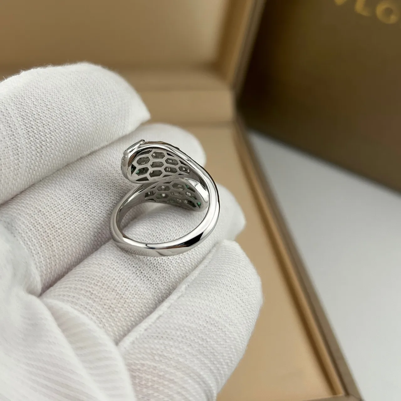 Bvlgari Serpenti Bague avec motif de serpent enroulé en or et argent Pavé-Set de cristaux 3