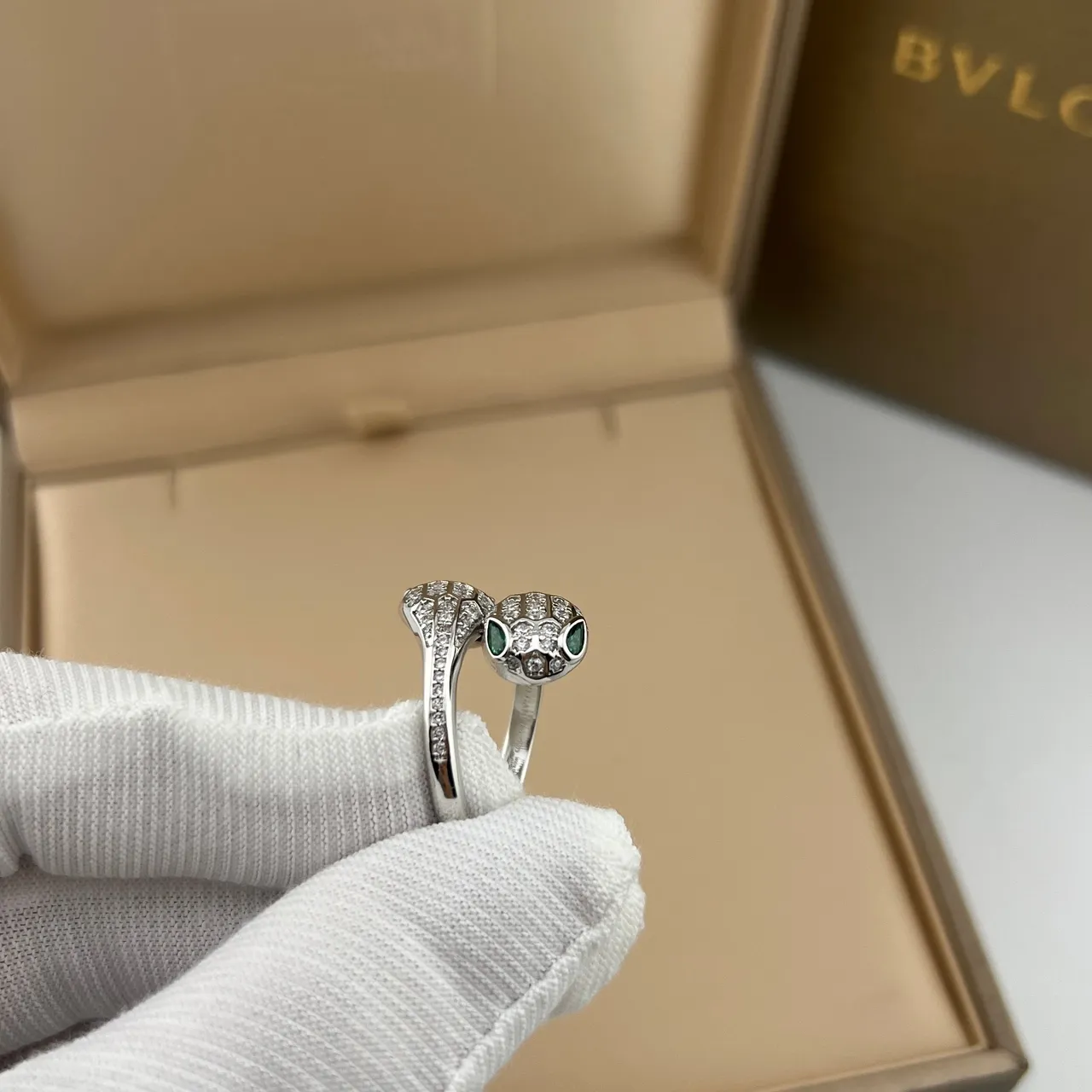 Bvlgari Serpenti Bague avec motif de serpent enroulé en or et argent Pavé-Set de cristaux 4