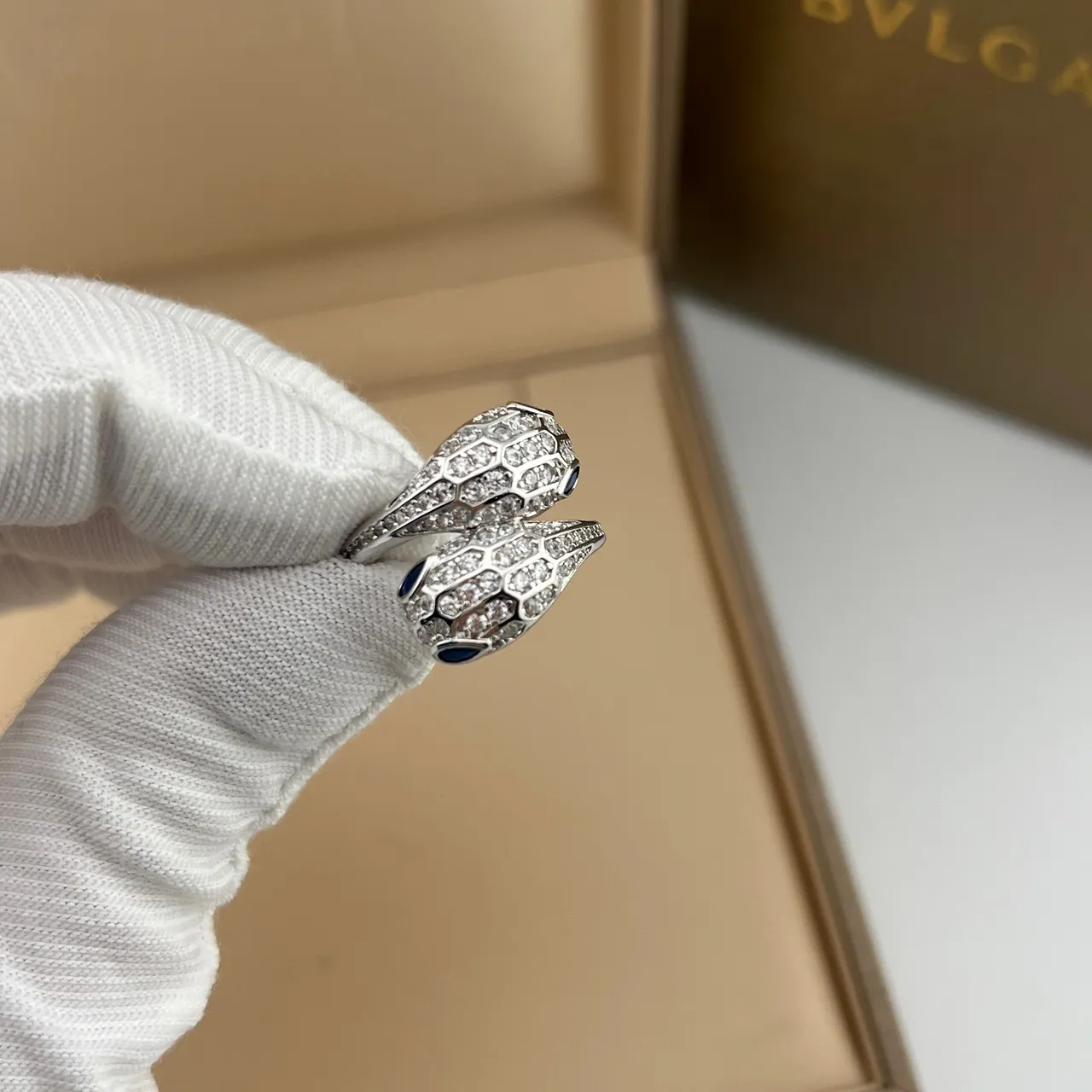 Bvlgari Serpenti Bague avec motif de serpent enroulé en or et argent Pavé-Set de cristaux 5