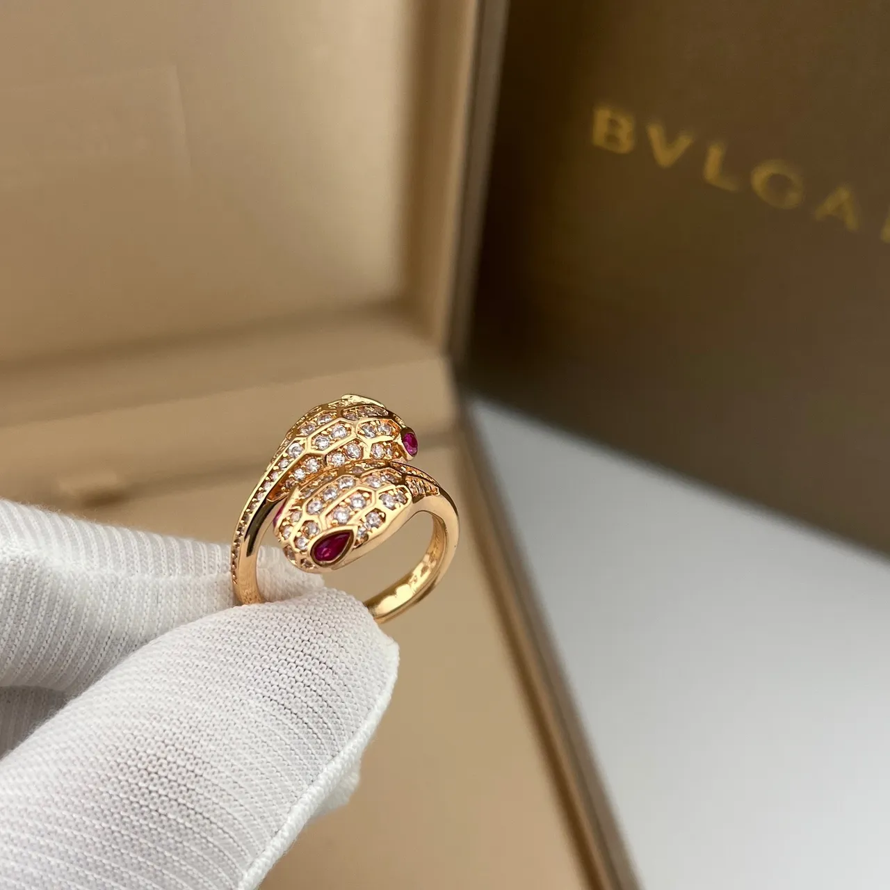Bvlgari Serpenti Bague avec motif de serpent enroulé en or et argent Pavé-Set de cristaux 6