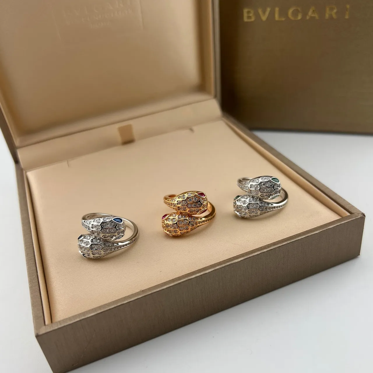 Bvlgari Serpenti Bague avec motif de serpent enroulé en or et argent Pavé-Set de cristaux 7