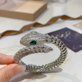Bvlgari Serpenti 银绿蛇形镶钻手链