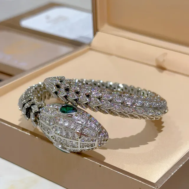Bvlgari Serpenti سوار فضي أخضر شكل أفعى مرصع بالكريات 3