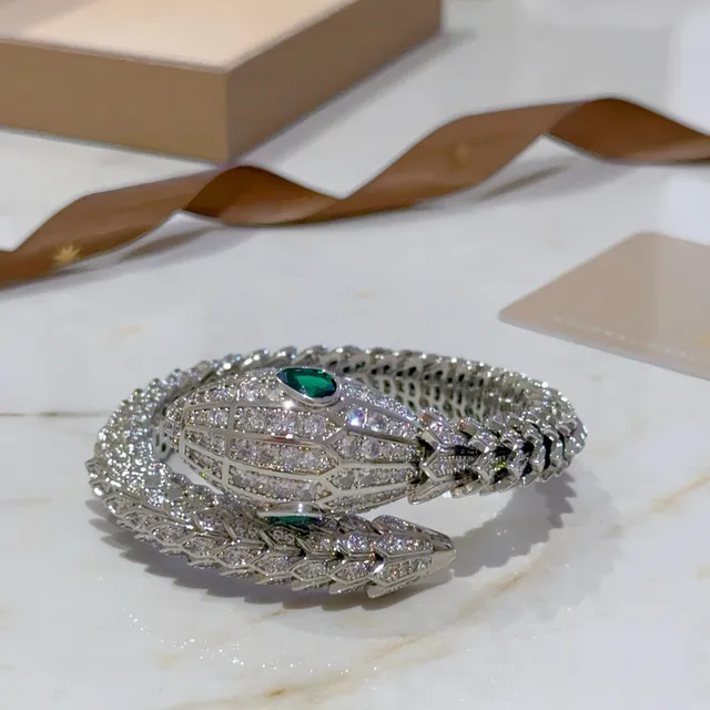 Bvlgari Serpenti سوار فضي أخضر شكل أفعى مرصع بالكريات 4