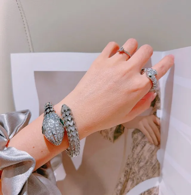 Bvlgari Serpenti سوار فضي أخضر شكل أفعى مرصع بالكريات 5