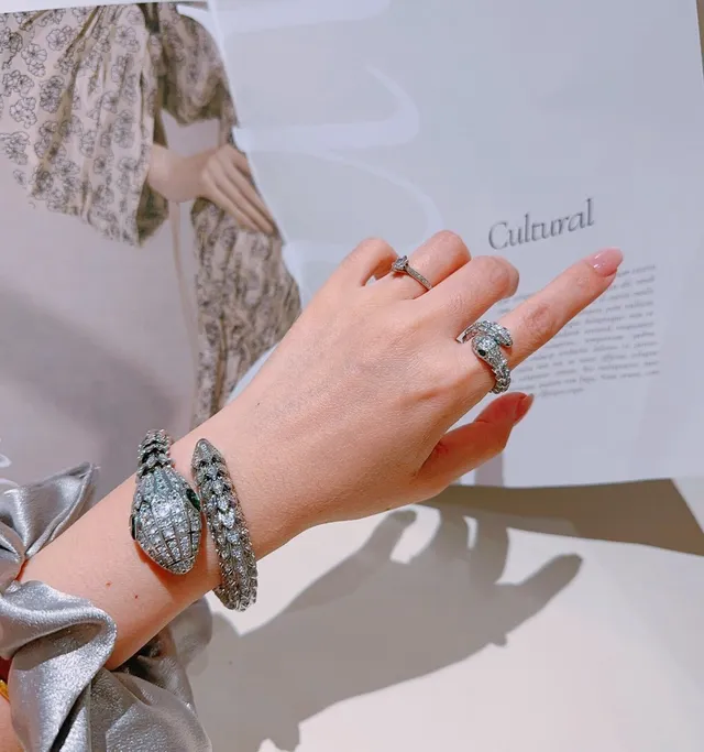 Bvlgari Serpenti سوار فضي أخضر شكل أفعى مرصع بالكريات 8