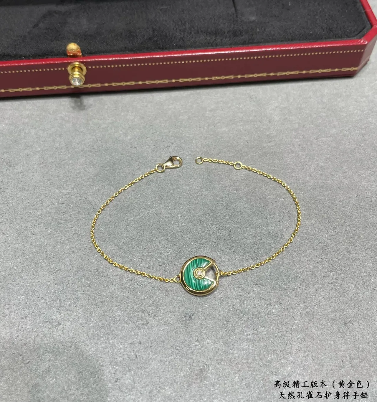 Bracelet Cartier chaîne en or avec pierre verte circulaire 4