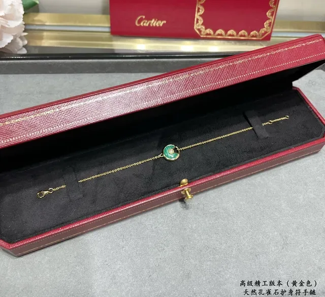 Bracelet Cartier chaîne en or avec pierre verte circulaire 8