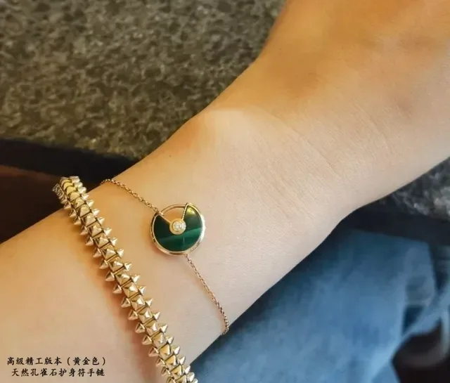 Bracelet Cartier chaîne en or avec pierre verte circulaire 9