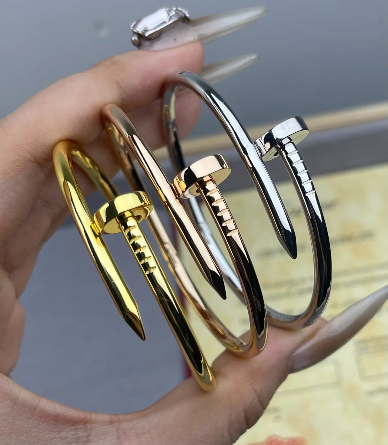 Cartier Juste un Clou Bracelet motif tête de clou en métal poli or argent 2