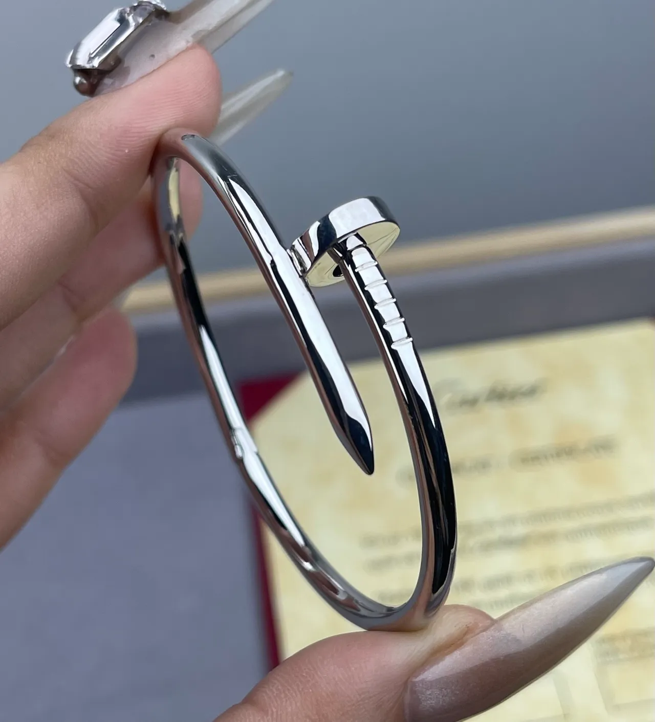 Cartier Juste un Clou Bracelet motif tête de clou en métal poli or argent 4