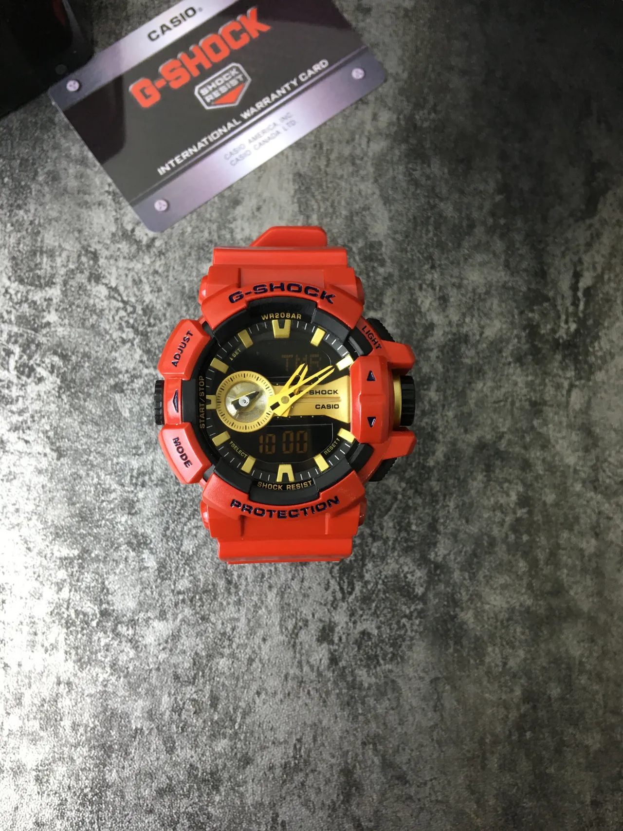 Casio G-Shock GA-100 Montre Sportive Rouge et Or 2