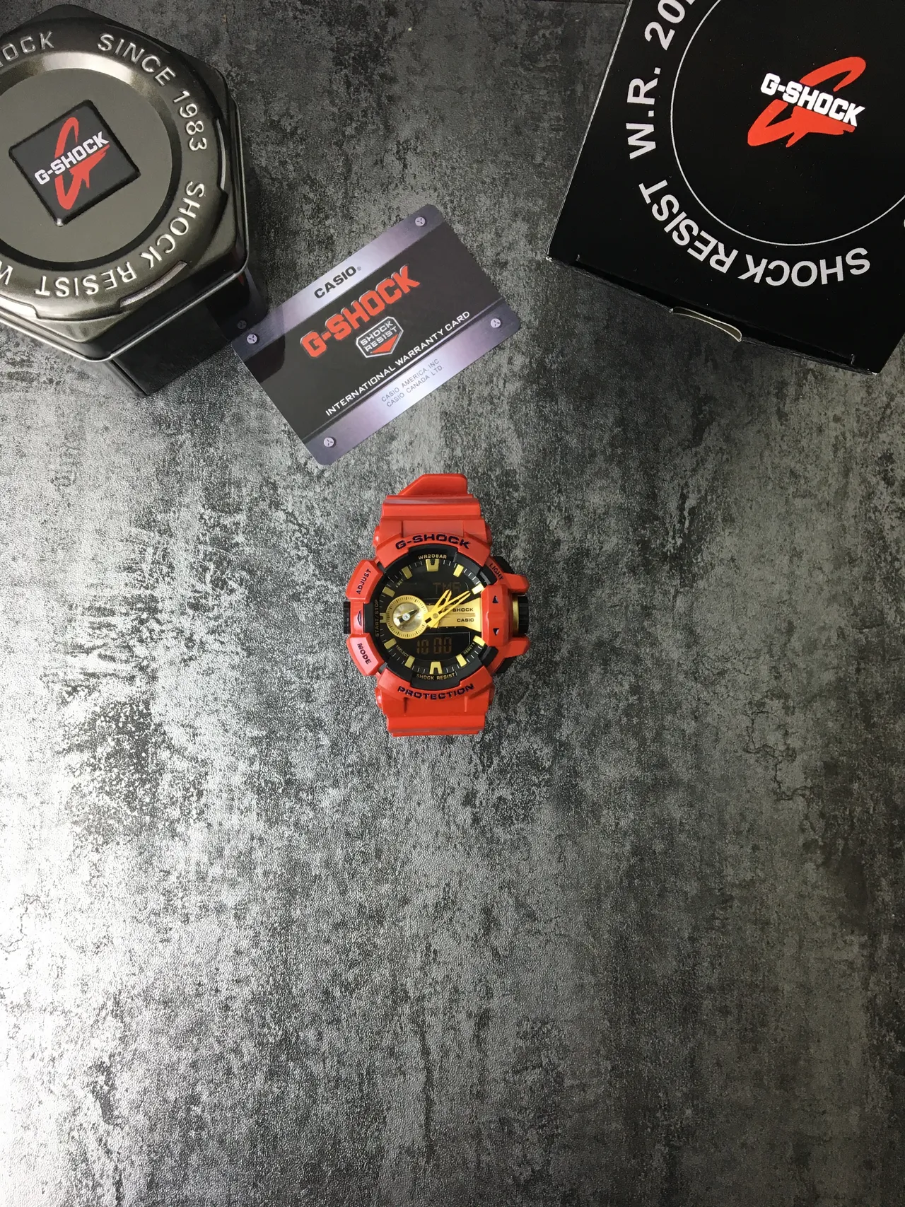 Casio G-Shock GA-100 Montre Sportive Rouge et Or 3