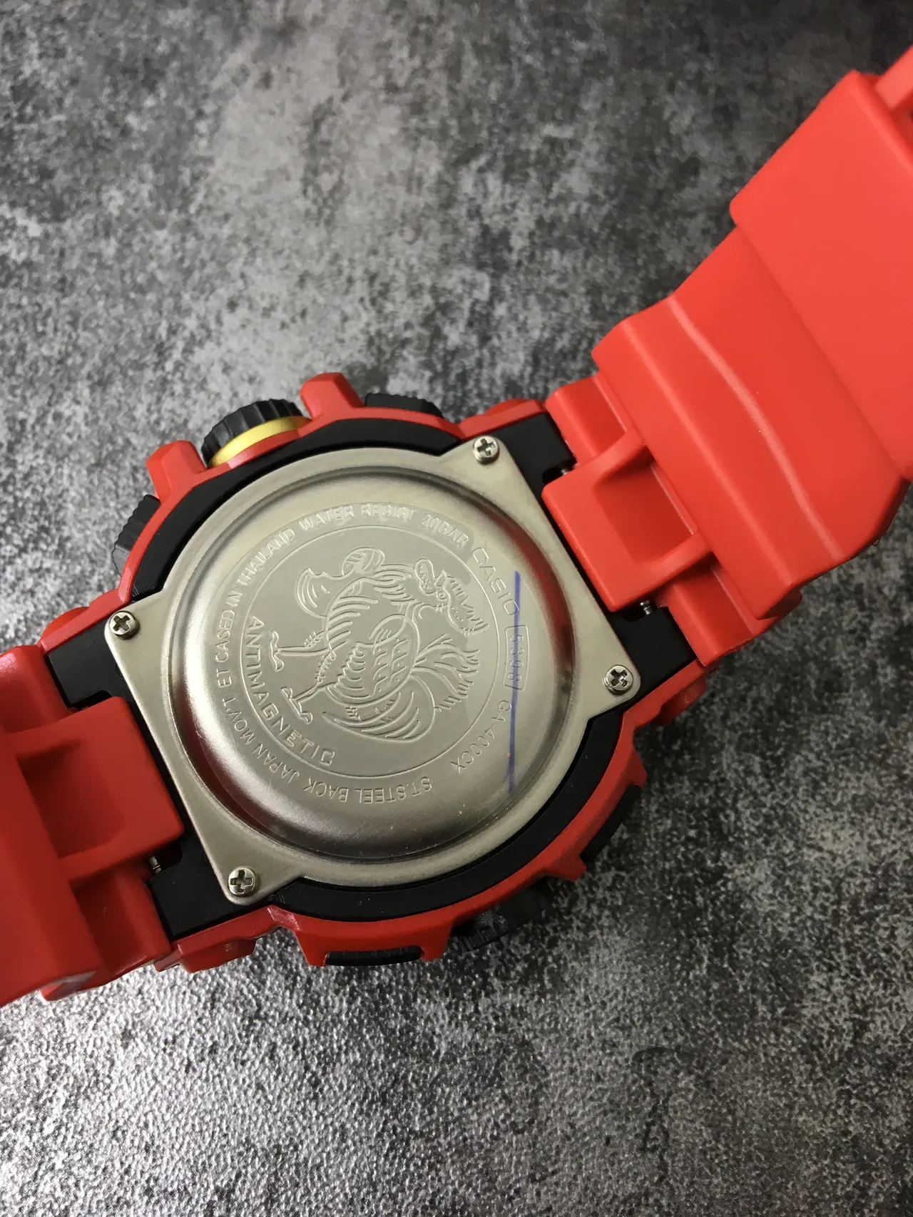 Casio G-Shock GA-100 Montre Sportive Rouge et Or 4
