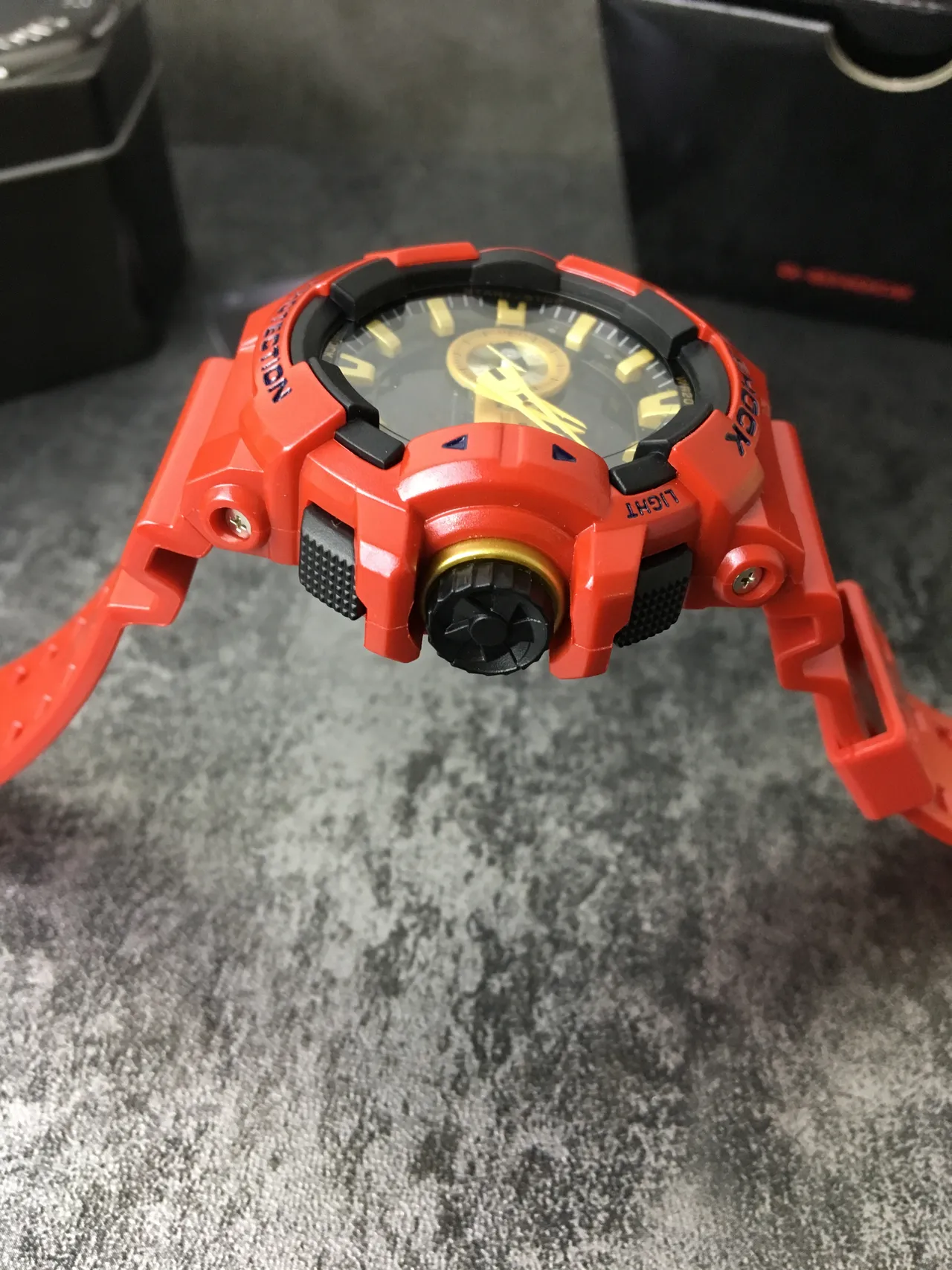 Casio G-Shock GA-100 Montre Sportive Rouge et Or 5