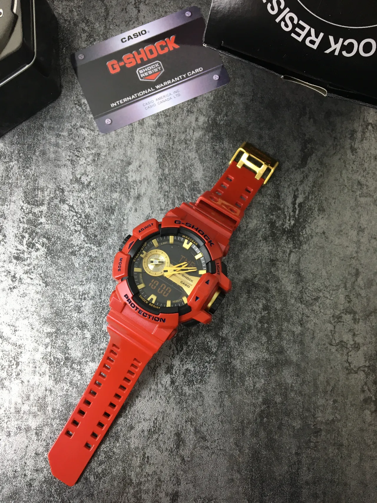 Casio G-Shock GA-100 Montre Sportive Rouge et Or 6