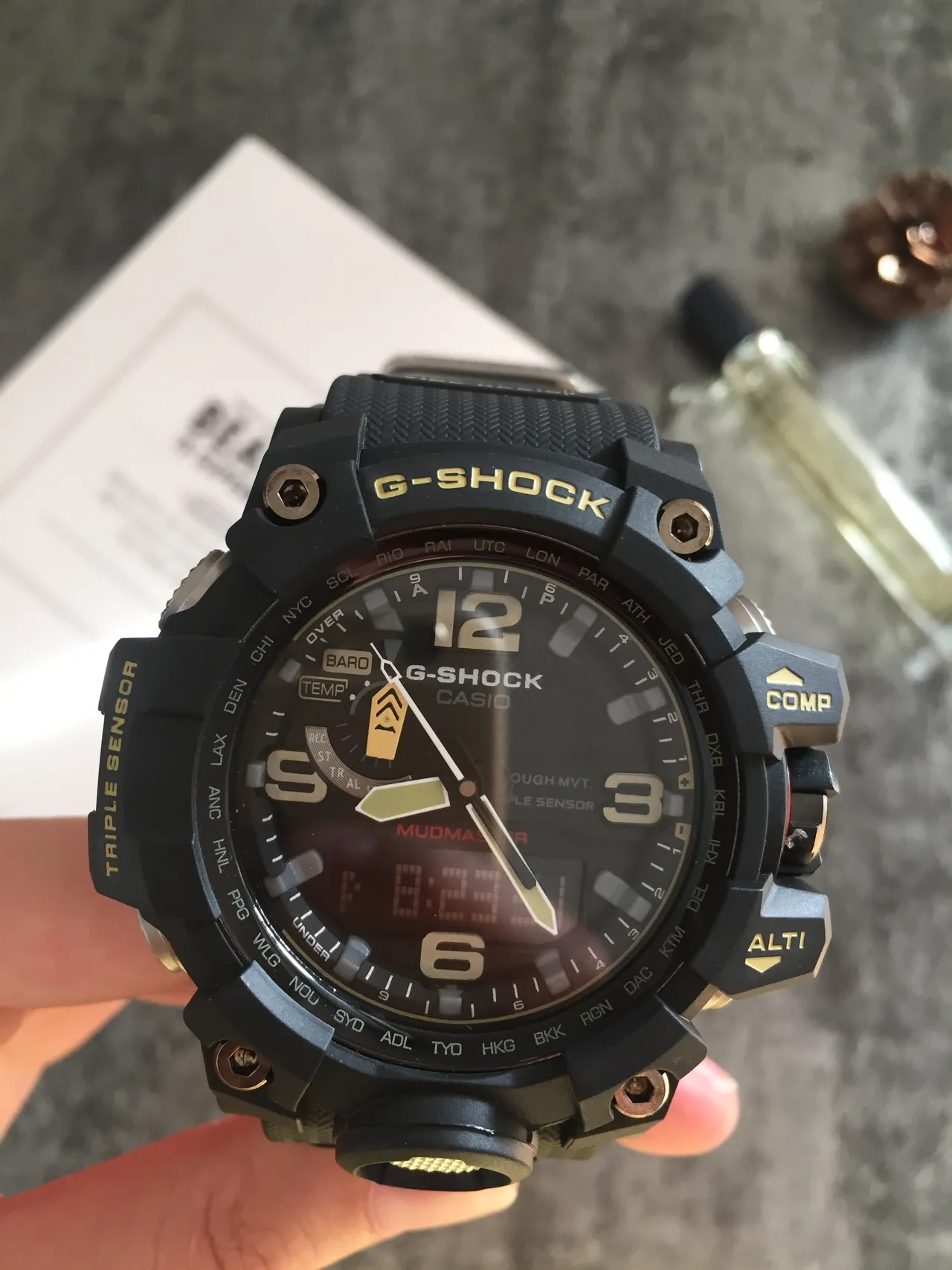 Casio G-Shock Mudmaster Triple Sensor ساعة رياضية سوداء وذهبية 5